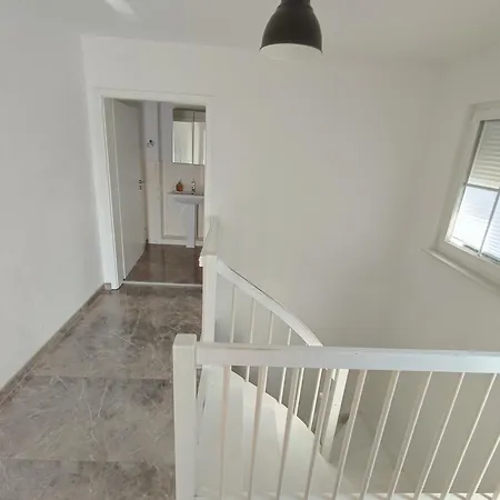 Modern Stylish 10 Min Near Messe Apartment